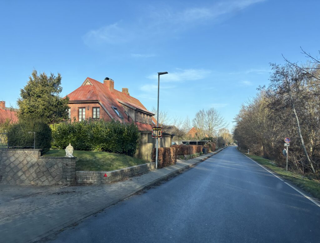 Ansicht der installierten Geschwindigkeitsmesstafel